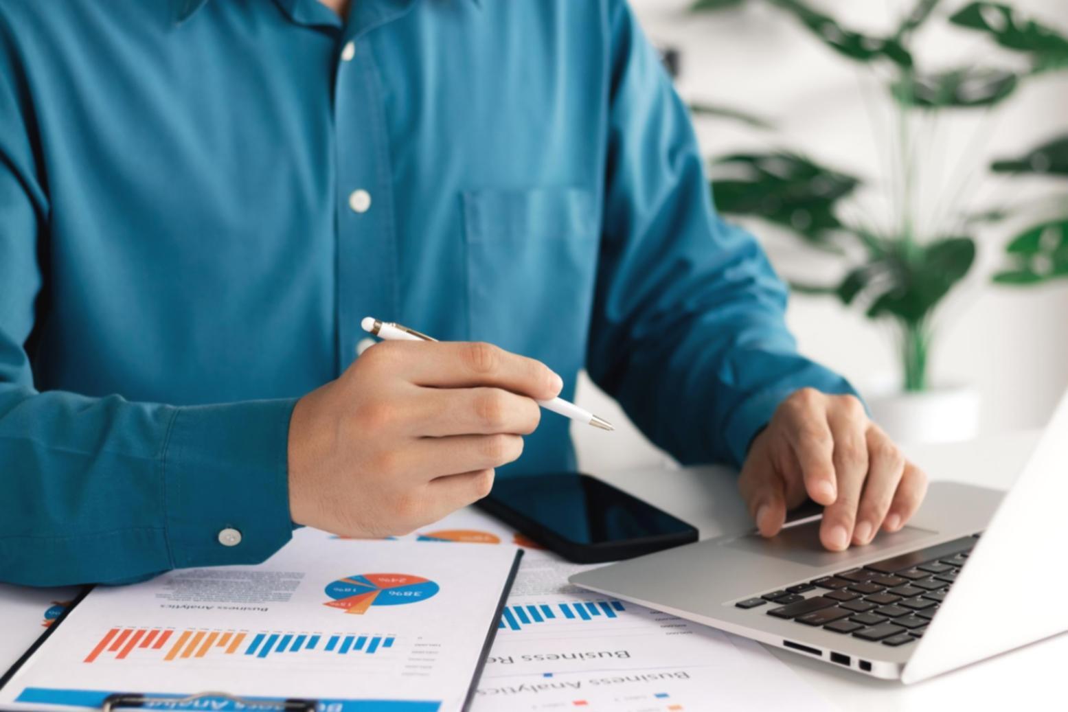 Session de formation en petit groupe avec participants prenant des notes