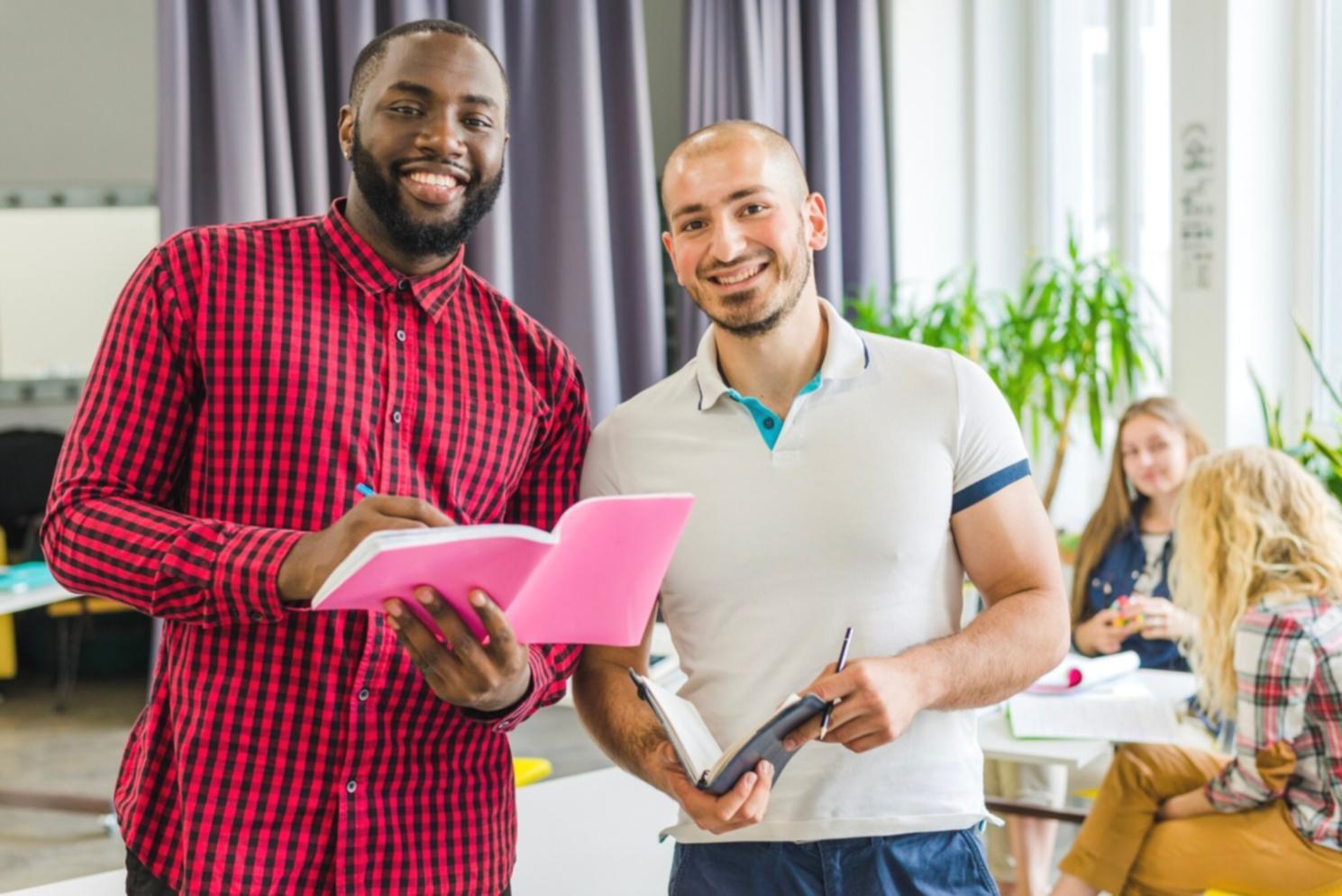 Espace de formation moderne avec tableaux et matériel pédagogique