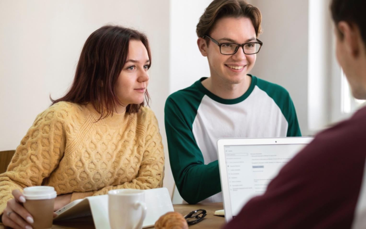 Famille travaillant ensemble sur leur budget mensuel avec des documents et calculatrice